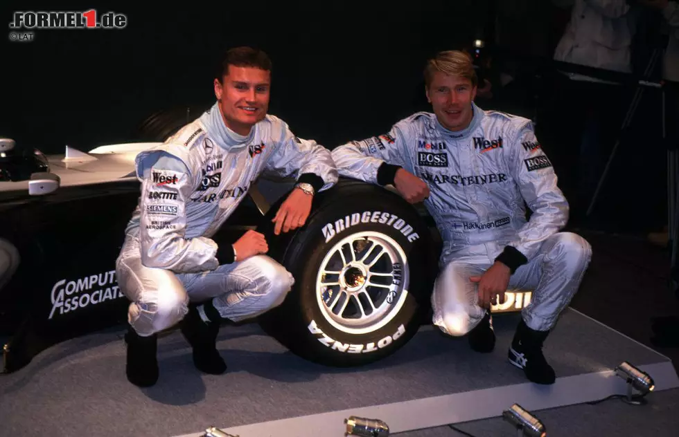 Foto zur News: Die Fahrer des ersten Formel-1-Silberpfeils der modernen Ära: David Coulthard und Mika Häkkinen.