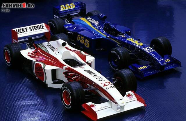 Foto zur News: 1999: Was heute das Werksteam von Mercedes ist, fing einst als BAR-Rennstall an, der kurz vor der Jahrtausendwende aus Tyrrell hervorgegangen ist. Beim Launch 1999 verblüfft das Team: Die beiden Boliden von Jacques Villeneuve und Ricardo Zonta sehen komplett unterschiedlich aus. Die FIA schiebt einen Riegel vor und BAR lässt einfach beide Autos im Reißverschluss-Design verschmelzen.