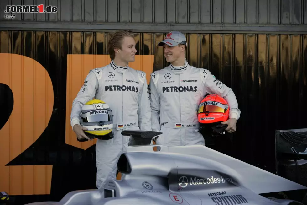 2010: Eine neue Ära bricht in Brackley an: Mercedes übernimmt das Zepter und schickt den ersten Werkssilberpfeil seit 1955 an den Start. Natürlich lässt man es sich nicht nehmen, Comebacker Michael Schumacher und seinen Teamkollegen Nico Rosberg ausgiebig vorzustellen. Der Wiesbadener fährt immerhin dreimal auf das Podest. Foto zur News: 2010: Eine neue Ära bricht in Brackley an: Mercedes übernimmt das Zepter und schickt den ersten Werkssilberpfeil seit 1955 an den Start. Natürlich lässt man es sich nicht nehmen, Comebacker Michael Schumacher und seinen Teamkollegen Nico Rosberg ausgiebig vorzustellen. Der Wiesbadener fährt immerhin dreimal auf das Podest.