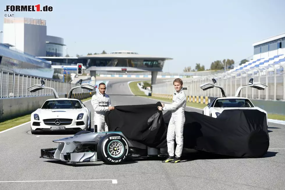 2013: Tuch wegziehen ist auch im Jahr darauf Mode: Auf der Rennstrecke von Jerez enthüllen Rosberg und der neue Teamkollege Lewis Hamilton den Boliden schlicht und machen sich an die Testarbeit. Am Ende stehen drei Saisonsiege und WM-Rang zwei zu Buche. Foto zur News: 2013: Tuch wegziehen ist auch im Jahr darauf Mode: Auf der Rennstrecke von Jerez enthüllen Rosberg und der neue Teamkollege Lewis Hamilton den Boliden schlicht und machen sich an die Testarbeit. Am Ende stehen drei Saisonsiege und WM-Rang zwei zu Buche.
