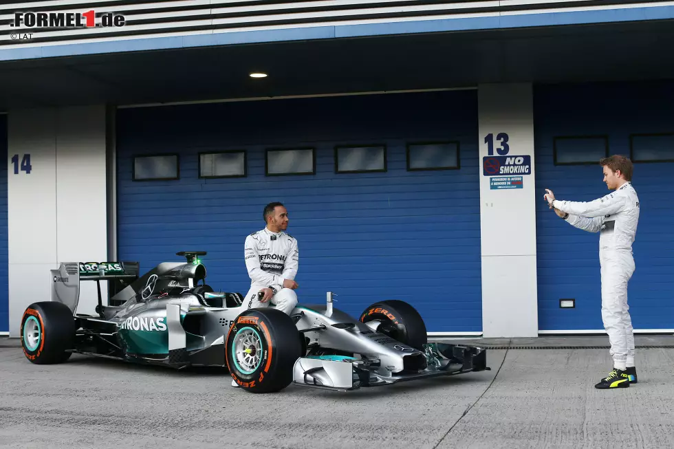 2014: Mercedes erntet die Früchte der Arbeit. Mit dem W05 setzt des Team das neue Reglement am besten um und gibt Hamilton und Rosberg ein Auto an die Hand, mit dem sie trotz interner Querelen die WM dominieren und den Titel unter sich ausmachen. Foto zur News: 2014: Mercedes erntet die Früchte der Arbeit. Mit dem W05 setzt des Team das neue Reglement am besten um und gibt Hamilton und Rosberg ein Auto an die Hand, mit dem sie trotz interner Querelen die WM dominieren und den Titel unter sich ausmachen.