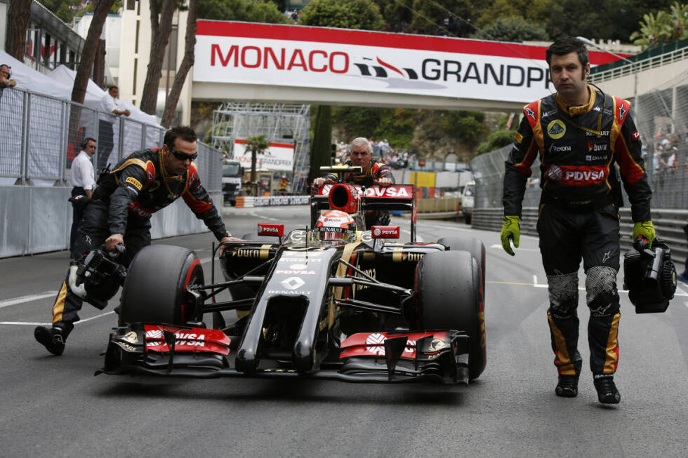 Foto zur News: Zuletzt von Medien und Fans wegen seiner vielen Crashes arg gescholten, kommt Pastor Maldonado beim Grand Prix von Monaco keinen Meter weit. Bereits vor der Aufwärmrunde gibt sein Lotus den Geist auf, und auch der Versuch, das Rennen aus der Boxengasse aufzunehmen, scheitert. Was da viele noch gar nicht merken: Sowohl Sauber-Pilot Esteban Gutierrez als auch die Marussia-Fahrer lassen keine Lücke in der Startaufstellung und &quot;mogeln&quot; sich nach vorne. Das wird noch Konsequenzen haben.
