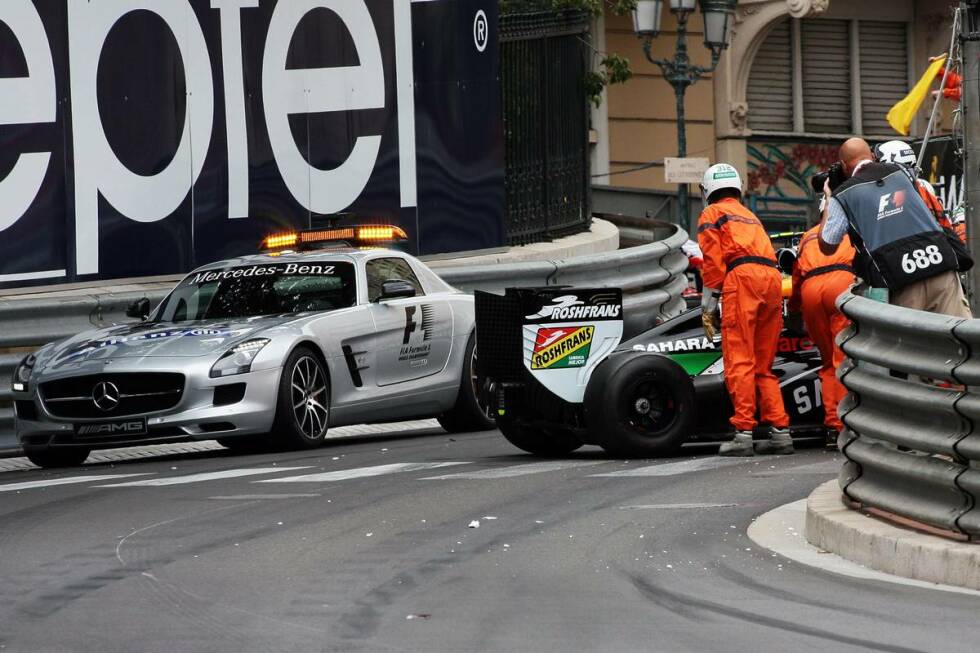 Foto zur News: Wegen des Perez-Zwischenfalls muss bis zum Restart in der vierten Runde das Safety-Car auf die Strecke. Romain Grosjean (Lotus) und Adrian Sutil (Sauber) nutzen dies für einen extrem frühen Reifenwechsel - eine Taktik, die für Sutil eine Zeit lang aufzugehen scheint.