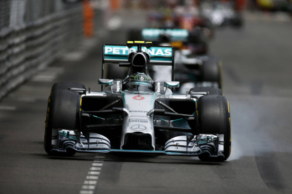 Foto zur News: Laut Boxencrew hat Rosberg in der Anfangsphase zwar die Reifentemperaturen besser im Griff, während Hamilton früh über abbauende Hinterreifen klagt, aber der Abstand der beiden Mercedes-Piloten wird nie größer als maximal gut eine Sekunde.