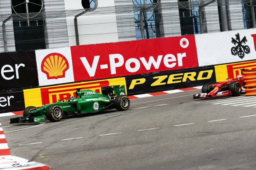 Foto zur News: Nächste Schrecksekunde für Räikkönen: Beim Versuch eines Angriffs gegen Kamui Kobayashi verliert dieser seinen Caterham außer Kontrolle. Das führt beinahe zu einer Kollision.