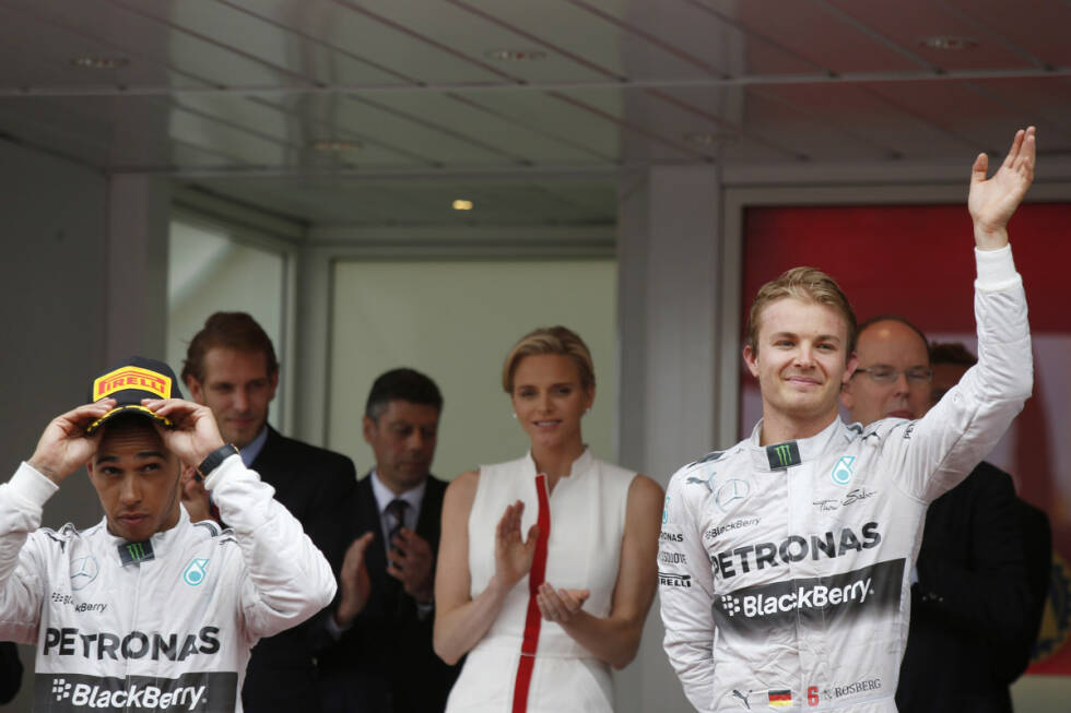 Foto zur News: Rosberg gewinnt am Ende verdient vor Hamilton, Ricciardo und Alonso. In der Fürstenloge lässt die Gestik und Mimik tief blicken, wie es um den Seelenfrieden der einzelnen Akteure bestellt ist: Rosberg jubelt über einen psychologisch ganz wichtigen Sieg - während Hamilton mindestens genauso bedröppelt dreinschaut wie die unglückliche Fürstin Charlene.