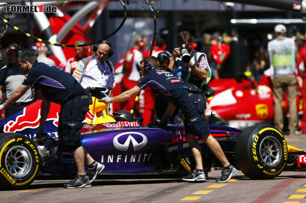 Foto zur News: Pech für Sebastian Vettel: Der Weltmeister kann wegen technischer Probleme mit dem Hybridsystem nicht die volle Leistung abrufen und wird Vierter. Im Qualifying-Duell gegen Red-Bull-Teamkollege Daniel Ricciardo liegt er damit schon mit 1:5 im Rückstand.
