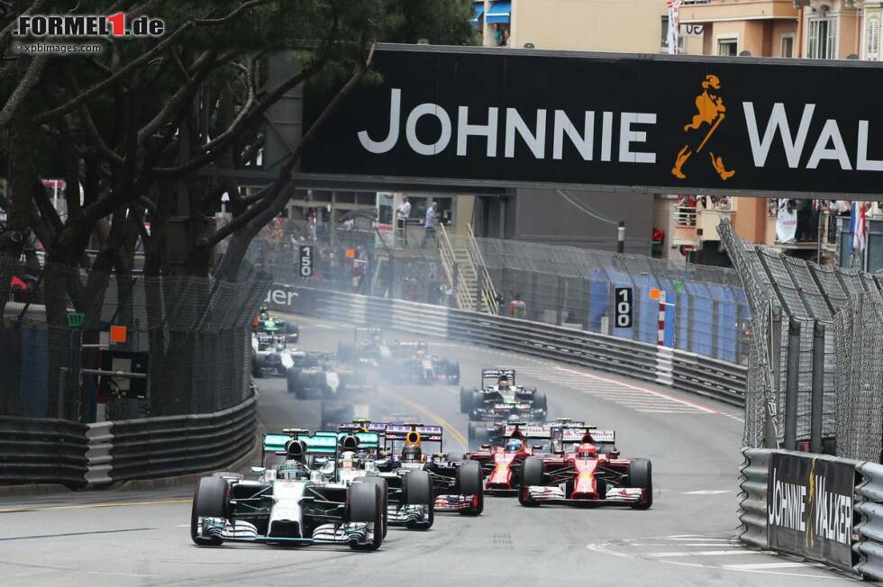 Foto zur News: Der Start: Rosberg kommt perfekt weg und lässt Hamilton nicht den Funken einer Chance für ein möglicherweise aggressionsgetriebenes Manöver in Sainte Devote, ...