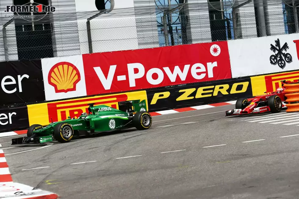 Nächste Schrecksekunde für Räikkönen: Beim Versuch eines Angriffs gegen Kamui Kobayashi verliert dieser seinen Caterham außer Kontrolle. Das führt beinahe zu einer Kollision. Foto zur News: Nächste Schrecksekunde für Räikkönen: Beim Versuch eines Angriffs gegen Kamui Kobayashi verliert dieser seinen Caterham außer Kontrolle. Das führt beinahe zu einer Kollision.