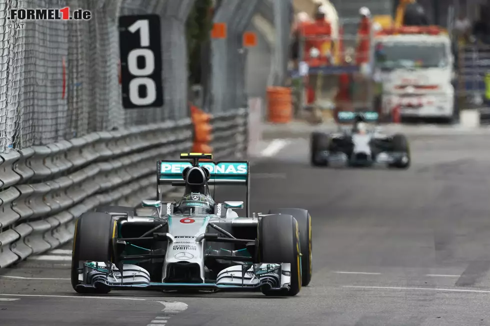An der Spitze kann sich Rosberg langsam doch ein wenig absetzen, obwohl er gewarnt wird, wegen des hohen Benzinverbrauchs später zu schalten. Erst nach ein paar Runden gibt es diesbezüglich wieder grünes Licht. Gleichzeitig klagt Hamilton, der seinen Renningenieur Peter Bonnington einige Male schroff anfährt, über Probleme mit dem linken Auge, in dem sich wohl ein kleines Gummipartikel verfangen hat. Foto zur News: An der Spitze kann sich Rosberg langsam doch ein wenig absetzen, obwohl er gewarnt wird, wegen des hohen Benzinverbrauchs später zu schalten. Erst nach ein paar Runden gibt es diesbezüglich wieder grünes Licht. Gleichzeitig klagt Hamilton, der seinen Renningenieur Peter Bonnington einige Male schroff anfährt, über Probleme mit dem linken Auge, in dem sich wohl ein kleines Gummipartikel verfangen hat.