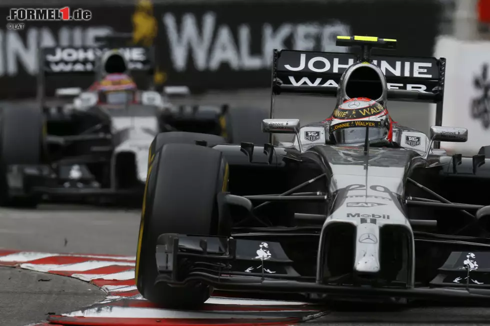 Spannung im Kampf um Platz fünf: "Boah, sind die schnell", stöhnt Hülkenberg über das McLaren-Duo, das in seinem Rückspiegel immer größer wird. Aber dann muss Magnussen wegen eines vorübergehenden Antriebsproblems erst Button durchlassen - und der findet kein Mittel, um noch am Deutschen vorbeizugehen. Magnussen rettet als Zehnter immerhin einen WM-Punkt ins Ziel. Foto zur News: Spannung im Kampf um Platz fünf: "Boah, sind die schnell", stöhnt Hülkenberg über das McLaren-Duo, das in seinem Rückspiegel immer größer wird. Aber dann muss Magnussen wegen eines vorübergehenden Antriebsproblems erst Button durchlassen - und der findet kein Mittel, um noch am Deutschen vorbeizugehen. Magnussen rettet als Zehnter immerhin einen WM-Punkt ins Ziel.