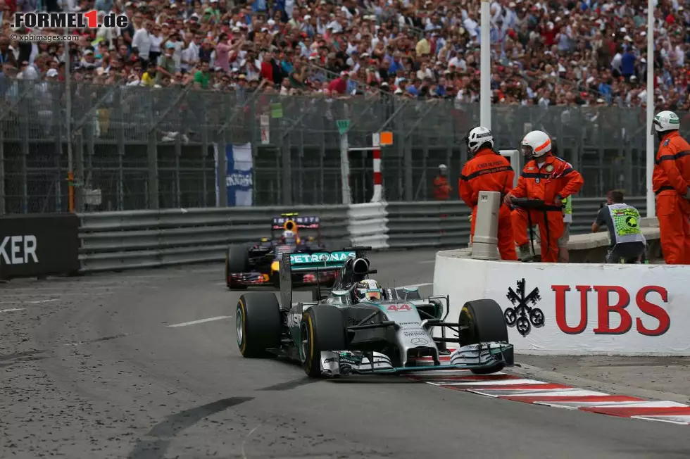 Hamilton funkt ein paar Runden vor Schluss: "Der Abstand zu Ricciardo ist mir egal. Sagt mir, wie weit ich hinter Nico liege!" Ein Satz, der ihm angesichts seiner Sichtprobleme beinahe auf den Kopf fällt - aber letztendlich hat der Red Bull nicht genug Topspeed, um den fünften Mercedes-Doppelsieg im sechsten Saisonrennen zu verhindern. Foto zur News: Hamilton funkt ein paar Runden vor Schluss: "Der Abstand zu Ricciardo ist mir egal. Sagt mir, wie weit ich hinter Nico liege!" Ein Satz, der ihm angesichts seiner Sichtprobleme beinahe auf den Kopf fällt - aber letztendlich hat der Red Bull nicht genug Topspeed, um den fünften Mercedes-Doppelsieg im sechsten Saisonrennen zu verhindern.