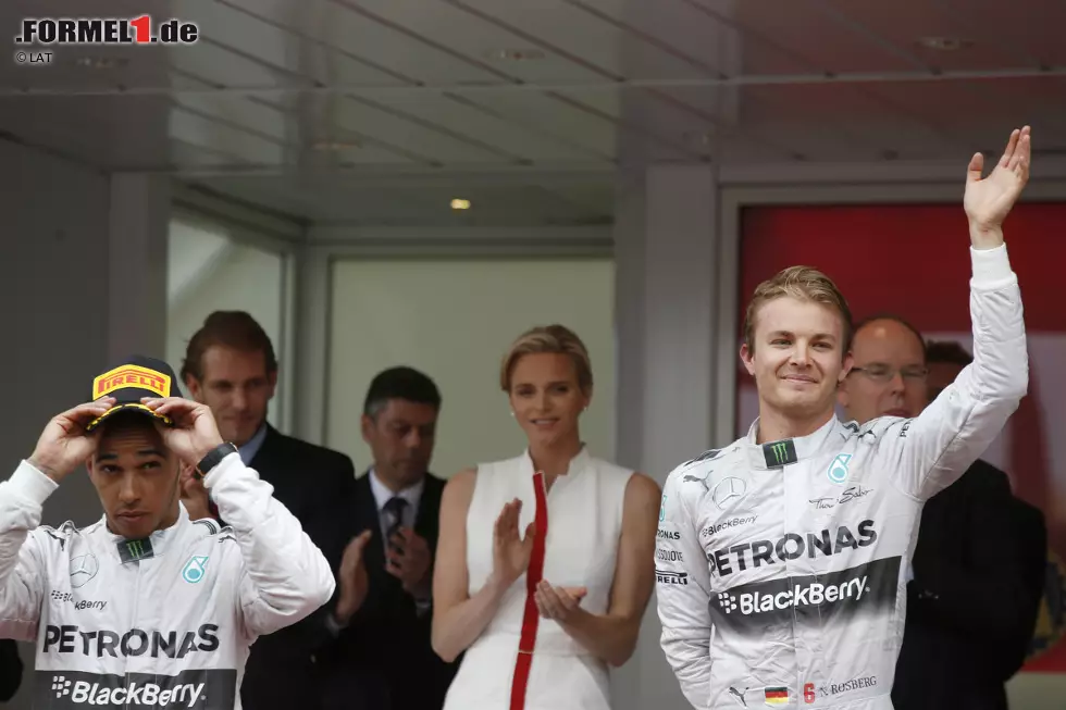 Rosberg gewinnt am Ende verdient vor Hamilton, Ricciardo und Alonso. In der Fürstenloge lässt die Gestik und Mimik tief blicken, wie es um den Seelenfrieden der einzelnen Akteure bestellt ist: Rosberg jubelt über einen psychologisch ganz wichtigen Sieg - während Hamilton mindestens genauso bedröppelt dreinschaut wie die unglückliche Fürstin Charlene. Foto zur News: Rosberg gewinnt am Ende verdient vor Hamilton, Ricciardo und Alonso. In der Fürstenloge lässt die Gestik und Mimik tief blicken, wie es um den Seelenfrieden der einzelnen Akteure bestellt ist: Rosberg jubelt über einen psychologisch ganz wichtigen Sieg - während Hamilton mindestens genauso bedröppelt dreinschaut wie die unglückliche Fürstin Charlene.