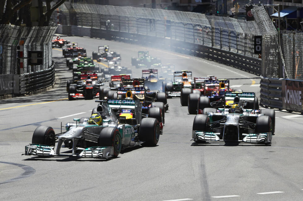 Foto zur News: Rosberg zeigt sich von der Diskussion unbeeindruckt und gewinnt den Start vor seinem Teamkollegen. Vettel verteidigt Rang drei vor Webber, dahinter folgen Räikkönen, Alonso und Sergio Perez im McLaren.