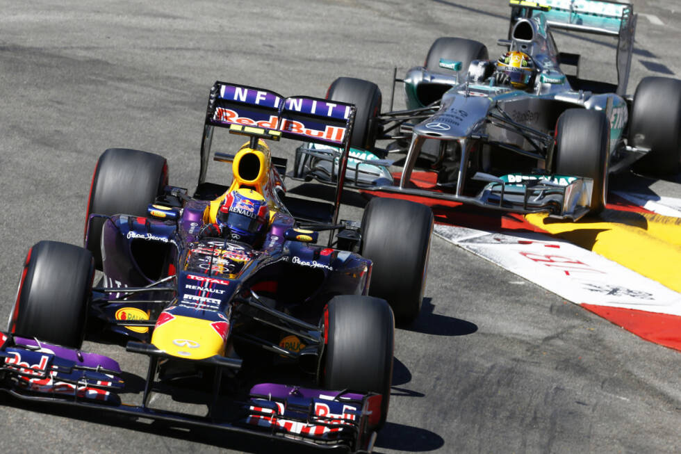Foto zur News: An der Spitze nutzen Vettel und Webber die Safety-Car-Phase, um Hamilton zu überholen. Der Silberpfeil-Pilot kommt zusammen mit Teamkollege Rosberg an die Box und muss kurz auf seine Abfertigung warten - genug für die Red-Bull-Fahrer, um vorbeizuziehen.