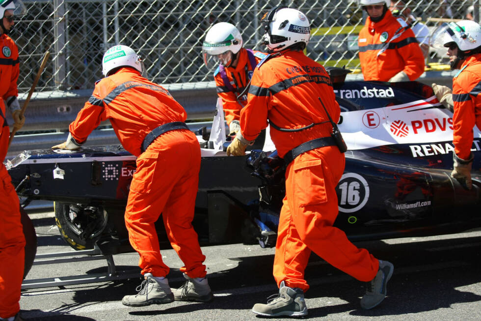 Foto zur News: In Runde 46 sorgt Maldonado für eine Unterbrechung des Rennens. Der Venezolaner ist allerdings mehr oder weniger unschuldig, Max Chilton (Marussia) hatte seinen Williams in die Leitplanke gedrängt. Anschließend muss die beschädigte Streckenbegrenzung repariert werden.
