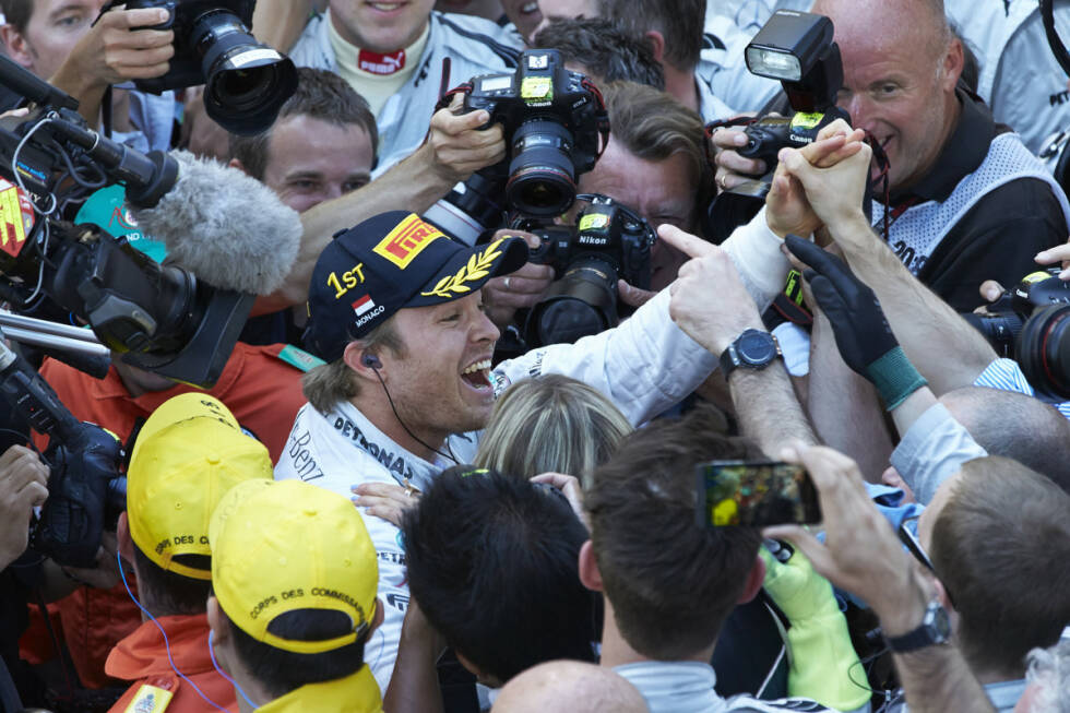 Foto zur News: Da die die beiden Red-Bull-Piloten keine Lücke finden, siegt Rosberg am Ende vor Vettel und Webber. Der Mercedes-Pilot feiert den zweiten Sieg seiner Formel-1-Karriere an dem Ort, wo sein Vater vor exakt 30 Jahren ebenfalls erfolgreich gewesen war. Doch sein Triumph heizt die Diskussionen um den Reifentest noch weiter an...