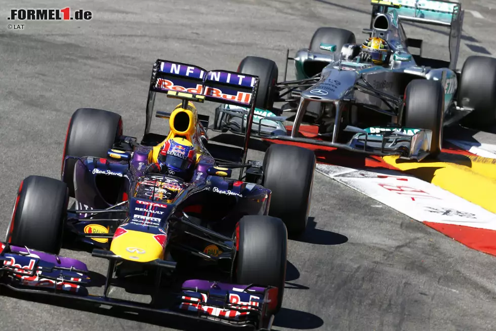An der Spitze nutzen Vettel und Webber die Safety-Car-Phase, um Hamilton zu überholen. Der Silberpfeil-Pilot kommt zusammen mit Teamkollege Rosberg an die Box und muss kurz auf seine Abfertigung warten - genug für die Red-Bull-Fahrer, um vorbeizuziehen. Foto zur News: An der Spitze nutzen Vettel und Webber die Safety-Car-Phase, um Hamilton zu überholen. Der Silberpfeil-Pilot kommt zusammen mit Teamkollege Rosberg an die Box und muss kurz auf seine Abfertigung warten - genug für die Red-Bull-Fahrer, um vorbeizuziehen.