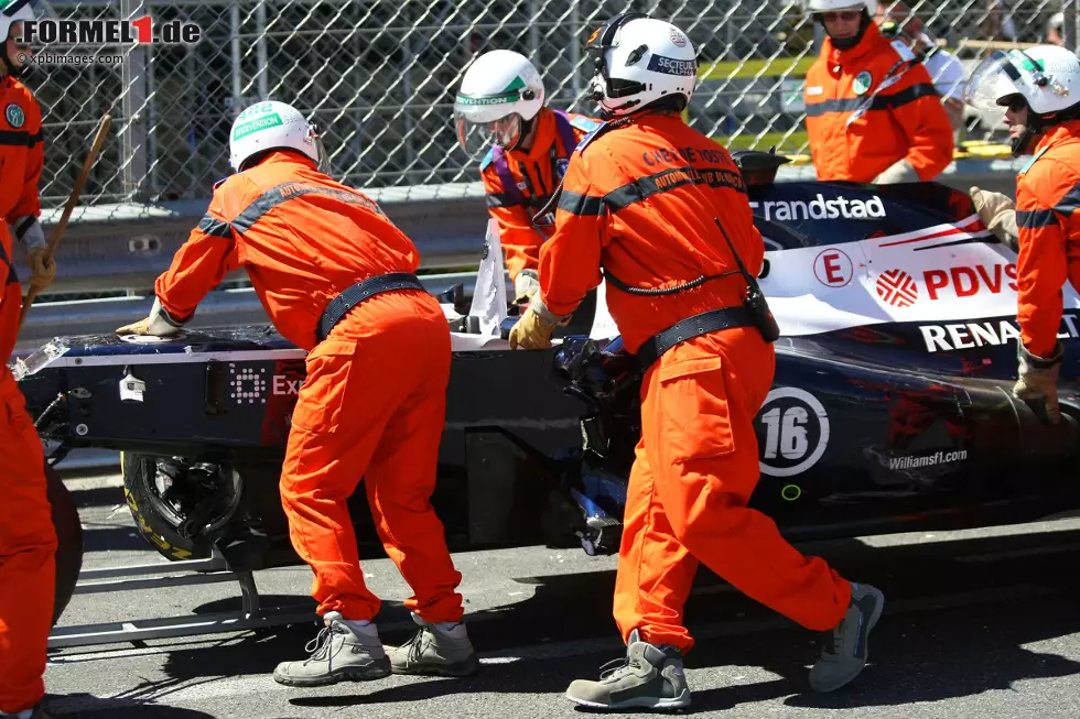 In Runde 46 sorgt Maldonado für eine Unterbrechung des Rennens. Der Venezolaner ist allerdings mehr oder weniger unschuldig, Max Chilton (Marussia) hatte seinen Williams in die Leitplanke gedrängt. Anschließend muss die beschädigte Streckenbegrenzung repariert werden. Foto zur News: In Runde 46 sorgt Maldonado für eine Unterbrechung des Rennens. Der Venezolaner ist allerdings mehr oder weniger unschuldig, Max Chilton (Marussia) hatte seinen Williams in die Leitplanke gedrängt. Anschließend muss die beschädigte Streckenbegrenzung repariert werden.