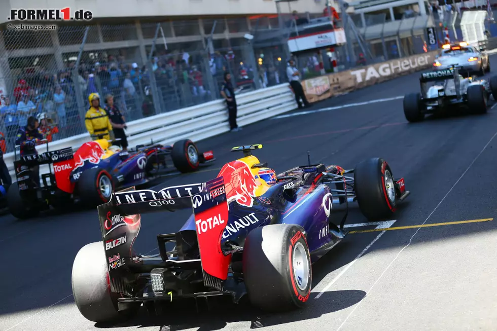 Die Teams dürfen in dieser Zeit an den Autos arbeiten und - vor allem für Rosberg wichtig - die Reifen wechseln. Anschließend versuchen alle Piloten, ohne einen weiteren Boxenstopp durchzufahren. Das Rennen wird hinter dem Safety Car wieder aufgenommen. Foto zur News: Die Teams dürfen in dieser Zeit an den Autos arbeiten und - vor allem für Rosberg wichtig - die Reifen wechseln. Anschließend versuchen alle Piloten, ohne einen weiteren Boxenstopp durchzufahren. Das Rennen wird hinter dem Safety Car wieder aufgenommen.