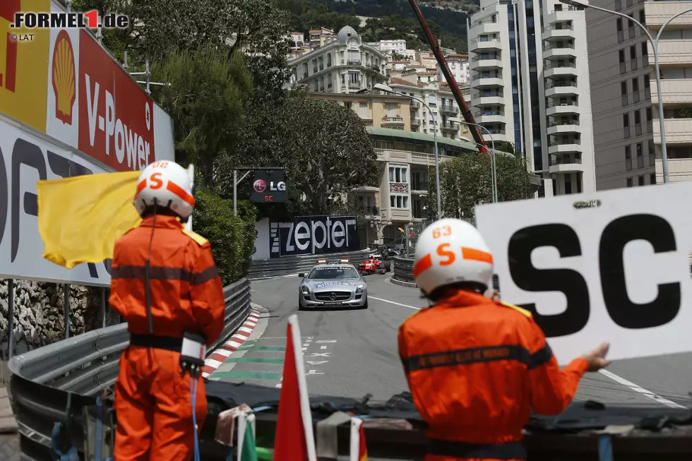 Für Bernd Mayländer ist es ein anstrengender Arbeitstag. Nachdem der Safety-Car-Pilot sein Auto gerade wieder an die Box gefahren hatte, muss er nach einer Kollision zwischen Grosjean und Daniel Ricciardo (Toro Rosso) schon wieder raus. Am Ende sehen nur 15 der 22 Piloten die Zielflagge. Foto zur News: Für Bernd Mayländer ist es ein anstrengender Arbeitstag. Nachdem der Safety-Car-Pilot sein Auto gerade wieder an die Box gefahren hatte, muss er nach einer Kollision zwischen Grosjean und Daniel Ricciardo (Toro Rosso) schon wieder raus. Am Ende sehen nur 15 der 22 Piloten die Zielflagge.