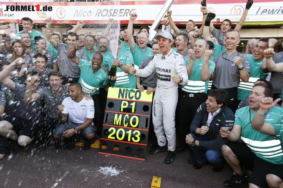 Bei Mercedes stört das niemanden. Die Silberpfeile feiern ihren ersten Saisonsieg ausgelassen. Red Bull hat allerdings auch keinen Grund, Trübsal zu blasen. Vettel und die "Bullen" bauen ihre Führung in Fahrer- und Konstrukteurs-Weltmeisterschaft wieder aus. Foto zur News: Bei Mercedes stört das niemanden. Die Silberpfeile feiern ihren ersten Saisonsieg ausgelassen. Red Bull hat allerdings auch keinen Grund, Trübsal zu blasen. Vettel und die "Bullen" bauen ihre Führung in Fahrer- und Konstrukteurs-Weltmeisterschaft wieder aus.
