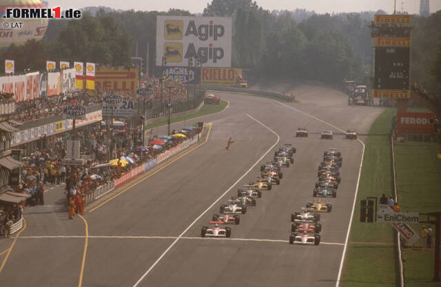 Foto zur News: Nico Rosberg (Mercedes): "Monza ist eine einzigartige und besondere Strecke. Es ist die schnellste Strecke im Kalender. Mit den neuen Hybrid-Antrieben werden wir in diesem Jahr noch schneller sein - vielleicht erreichen wir Geschwindigkeiten von mehr als 350 km/h. Das ist eine irrsinnige Zahl! Es gibt nur wenige Strecken, auf denen wir den achten Gang einsetzen. Aber Monza gehört definitiv dazu. Hier kommen alle Gänge zum Einsatz. Es ist wie dafür gemacht, damit man die Geschwindigkeit bis zum Ende der Geraden mitnehmen kann."