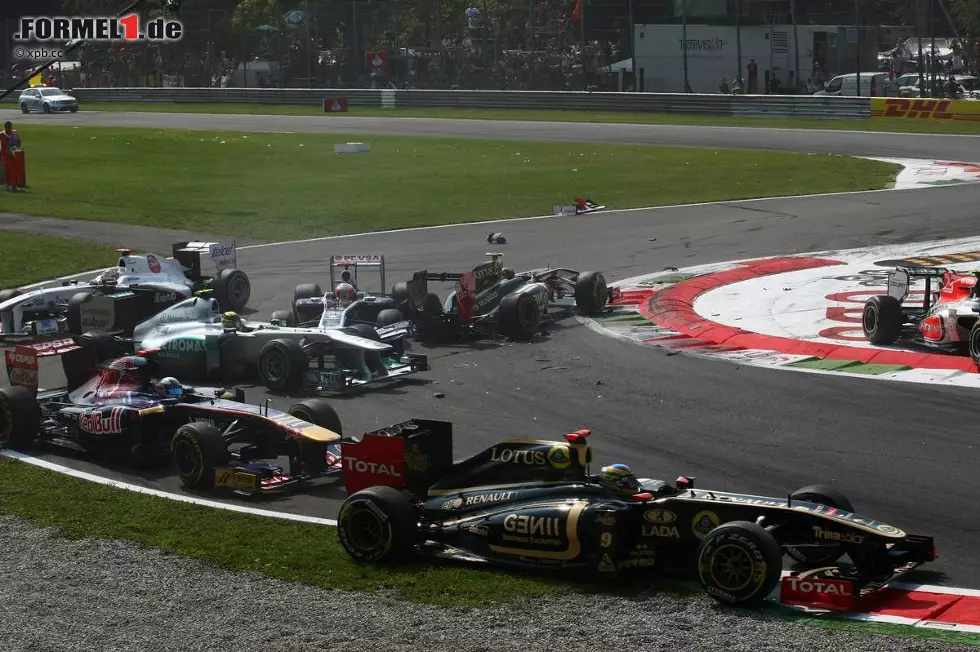 Pastor Maldonado (Lotus): "Es muss Geschwindigkeit sein, denn auf der Strecke geht es um nichts anderes als darum, wie schnell du auf der Start/Ziel-Geraden und dann auch nochmal auf der Gegengeraden sein kannst. Wir erreichen auf diesen Geraden die höchsten Geschwindigkeiten des Jahres. Einer der kritischen Punkte ist die Parabolica-Kurve. Die musst du am Ende der Runde genau richtig treffen, um eine gute Zeit hinzubekommen. Wenn du da einen Fehler machst, hängt dir das auch noch in der nächsten Runde nach. Das richtig zu machen ist aber sehr schwer, weil du vom Setup her auf möglichst niedrigen Abtrieb für die Geraden setzt. Deswegen ist es schwieriger die Kurven zu fahren, vor allem eine so lange Kurve wie die Parabolica, die tough und schnell ist - der kritischste Punkt in Monza." Foto zur News: Pastor Maldonado (Lotus): "Es muss Geschwindigkeit sein, denn auf der Strecke geht es um nichts anderes als darum, wie schnell du auf der Start/Ziel-Geraden und dann auch nochmal auf der Gegengeraden sein kannst. Wir erreichen auf diesen Geraden die höchsten Geschwindigkeiten des Jahres. Einer der kritischen Punkte ist die Parabolica-Kurve. Die musst du am Ende der Runde genau richtig treffen, um eine gute Zeit hinzubekommen. Wenn du da einen Fehler machst, hängt dir das auch noch in der nächsten Runde nach. Das richtig zu machen ist aber sehr schwer, weil du vom Setup her auf möglichst niedrigen Abtrieb für die Geraden setzt. Deswegen ist es schwieriger die Kurven zu fahren, vor allem eine so lange Kurve wie die Parabolica, die tough und schnell ist - der kritischste Punkt in Monza."