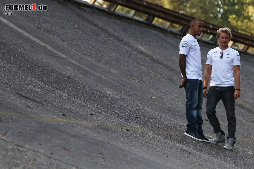 Lewis Hamilton (Mercedes): "Monza ist 'bellissimo'! Es ist die schnellste Strecke, auf der wir in dieser Saison fahren. Auf der langen Start-/Zielgeraden fahren wir mit Vollgas - womöglich erreichen wir dort mit den neuen Hybrid-Antrieben bis zu 360 km/h. Die Strecke ist technisch sehr anspruchsvoll. Es kommt darauf an, sehr spät zu bremsen und richtig über die Kerbs zu fahren... Es ist spektakulär!" Foto zur News: Lewis Hamilton (Mercedes): "Monza ist 'bellissimo'! Es ist die schnellste Strecke, auf der wir in dieser Saison fahren. Auf der langen Start-/Zielgeraden fahren wir mit Vollgas - womöglich erreichen wir dort mit den neuen Hybrid-Antrieben bis zu 360 km/h. Die Strecke ist technisch sehr anspruchsvoll. Es kommt darauf an, sehr spät zu bremsen und richtig über die Kerbs zu fahren... Es ist spektakulär!"