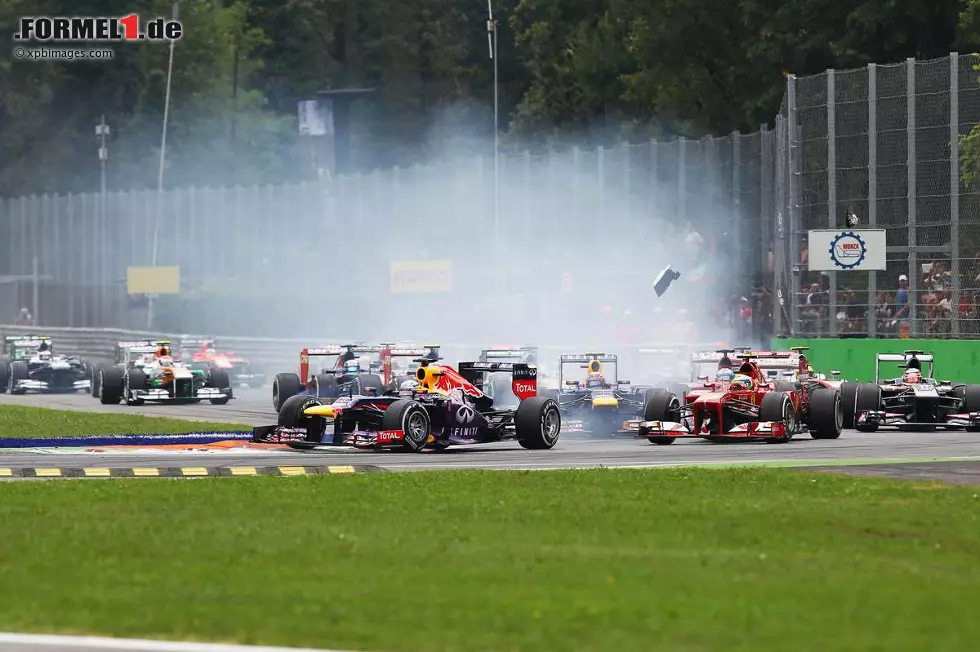 Vettel gewinnt den Start vor dem "falschen" Ferrari, Felipe Massa, seinem Teamkollegen Mark Webber und Scuderia-Star Fernando Alonso. Hülkenberg fällt vom dritten auf den fünften Platz zurück. Und wie so oft wird die Rettifilo-Schikane viel zu eng für das 22 Mann starke Feld. Foto zur News: Vettel gewinnt den Start vor dem "falschen" Ferrari, Felipe Massa, seinem Teamkollegen Mark Webber und Scuderia-Star Fernando Alonso. Hülkenberg fällt vom dritten auf den fünften Platz zurück. Und wie so oft wird die Rettifilo-Schikane viel zu eng für das 22 Mann starke Feld.