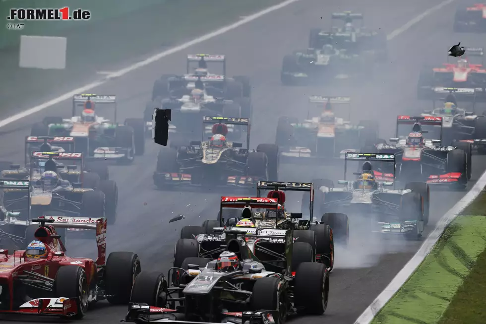 Foto zur News: Kimi Räikkönen (Lotus) schiebt den McLaren von Sergio Perez an, ...