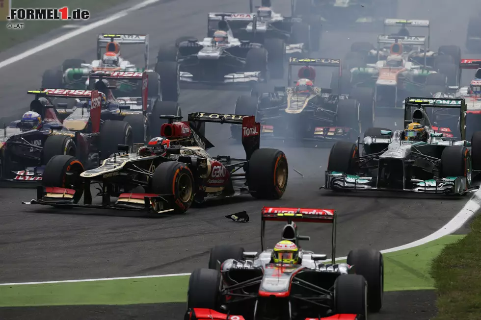 ... der daraufhin den Notausgang nehmen muss. Aber beide können weiterfahren, Räikkönen erst nach Reparaturstopp. Foto zur News: ... der daraufhin den Notausgang nehmen muss. Aber beide können weiterfahren, Räikkönen erst nach Reparaturstopp.