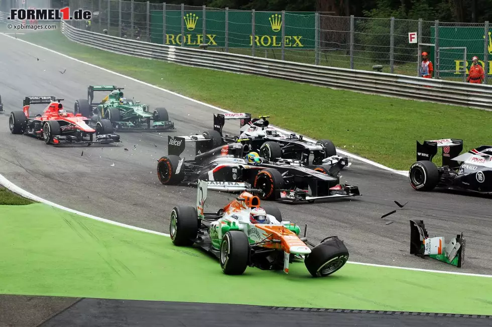 Weniger Glück hat Paul di Resta, der ausgerechnet seinen Force-India-Teamkollegen Adrian Sutil anrempelt. Foto zur News: Weniger Glück hat Paul di Resta, der ausgerechnet seinen Force-India-Teamkollegen Adrian Sutil anrempelt.