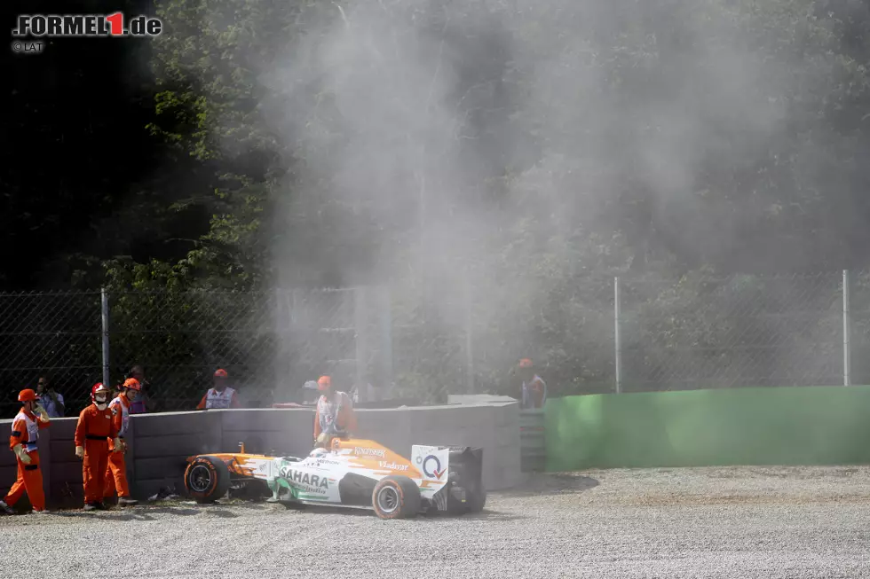 Für Sutil ist das Rennen erst viel später mit Bremsproblemen vorbei, di Resta muss gleich aufgeben. "Mein Fehler", grummelt der Brite. "Ich habe mich beim Bremsen verschätzt." Foto zur News: Für Sutil ist das Rennen erst viel später mit Bremsproblemen vorbei, di Resta muss gleich aufgeben. "Mein Fehler", grummelt der Brite. "Ich habe mich beim Bremsen verschätzt."