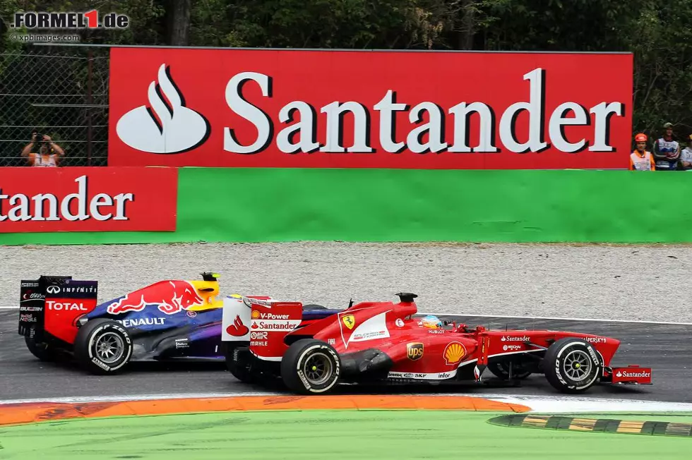 Sehr zur Freude der Tifosi startet Alonso seine Aufholjagd. Beim Überholmanöver gegen Webber in der dritten Runde kommt es zu einer (letztendlich harmlosen) Berührung. Foto zur News: Sehr zur Freude der Tifosi startet Alonso seine Aufholjagd. Beim Überholmanöver gegen Webber in der dritten Runde kommt es zu einer (letztendlich harmlosen) Berührung.