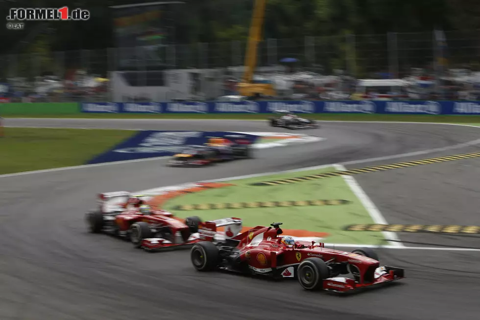 Manöver unter Teamkollegen: Massa winkt Alonso vorbei. Der soll sich fortan auf Vettel-Jagd begeben. Foto zur News: Manöver unter Teamkollegen: Massa winkt Alonso vorbei. Der soll sich fortan auf Vettel-Jagd begeben.