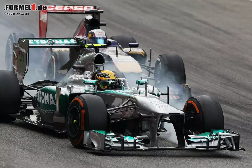 Etwas weiter hinten bahnt sich bei Lewis Hamilton Unheil an: "Schleichender Plattfuß. Komm zur Box", hört er am Funk. Der Mercedes-Pilot wechselt auf weiche Reifen und steht auf verlorenem Posten. Jean-Eric Vergne (Toro Rosso) scheidet ganz aus. Foto zur News: Etwas weiter hinten bahnt sich bei Lewis Hamilton Unheil an: "Schleichender Plattfuß. Komm zur Box", hört er am Funk. Der Mercedes-Pilot wechselt auf weiche Reifen und steht auf verlorenem Posten. Jean-Eric Vergne (Toro Rosso) scheidet ganz aus.