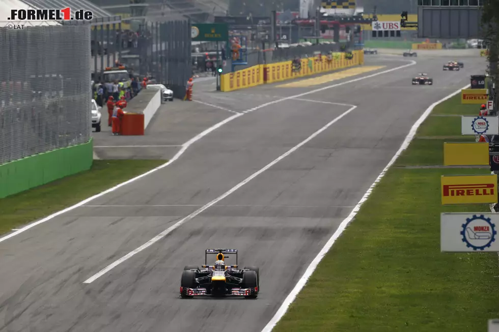Das mit Alonsos Aufholjagd klappt nicht wie erhofft: Vettel setzt sich sukzessive ab, hat nach 16 Runden schon 6,4 Sekunden Vorsprung. Foto zur News: Das mit Alonsos Aufholjagd klappt nicht wie erhofft: Vettel setzt sich sukzessive ab, hat nach 16 Runden schon 6,4 Sekunden Vorsprung.