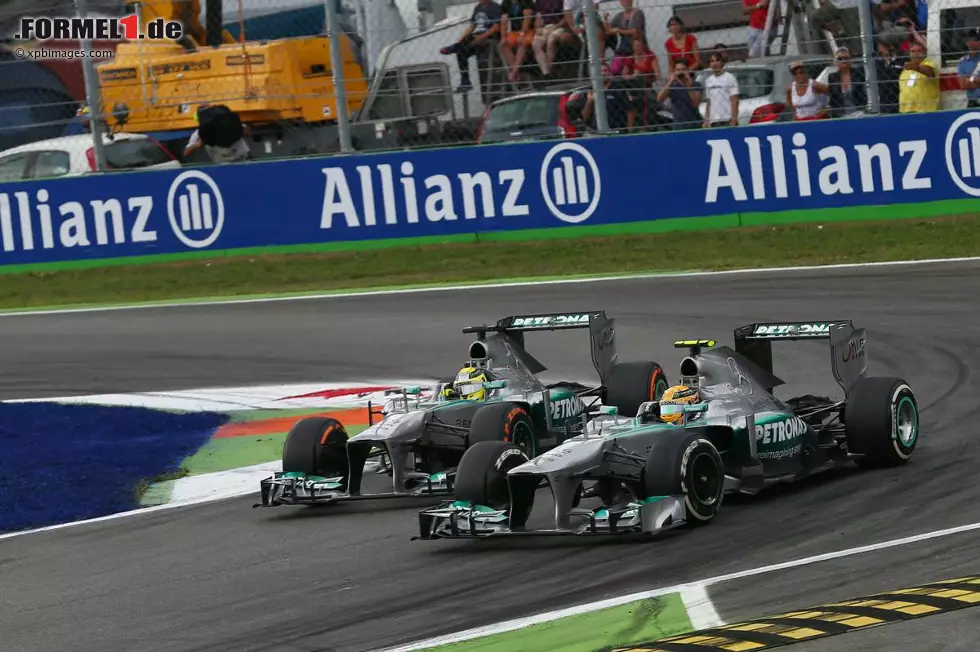 Den stark auffahrenden Hamilton muss irgendwann selbst Nico Rosberg vorbeilassen. "Lewis ist schneller als die Autos vor ihm. Lass dich von ihm ziehen", so die Ansage seines Mercedes-Renningenieurs Tony Ross. Foto zur News: Den stark auffahrenden Hamilton muss irgendwann selbst Nico Rosberg vorbeilassen. "Lewis ist schneller als die Autos vor ihm. Lass dich von ihm ziehen", so die Ansage seines Mercedes-Renningenieurs Tony Ross.