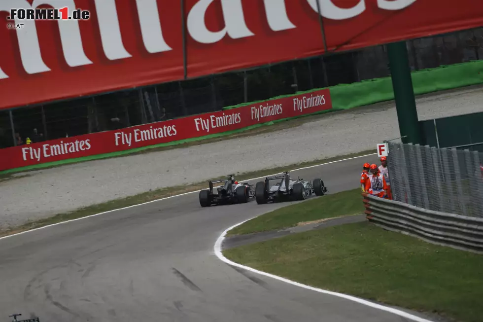 Foto zur News: Wenig später schnappt sich Hamilton auch Hülkenberg.