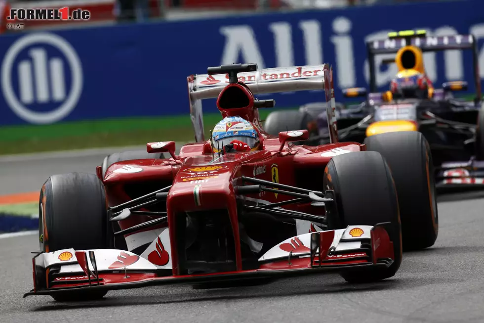 Während Vettel mit inzwischen mehr als zehn Sekunden Vorsprung einsam seine Kreise zieht, schließt Webber wieder zu Alonso auf. Aber bei Red Bull bahnt sich technisches Unheil an: Beide Fahrer werden ermahnt, früh zu schalten! Foto zur News: Während Vettel mit inzwischen mehr als zehn Sekunden Vorsprung einsam seine Kreise zieht, schließt Webber wieder zu Alonso auf. Aber bei Red Bull bahnt sich technisches Unheil an: Beide Fahrer werden ermahnt, früh zu schalten!
