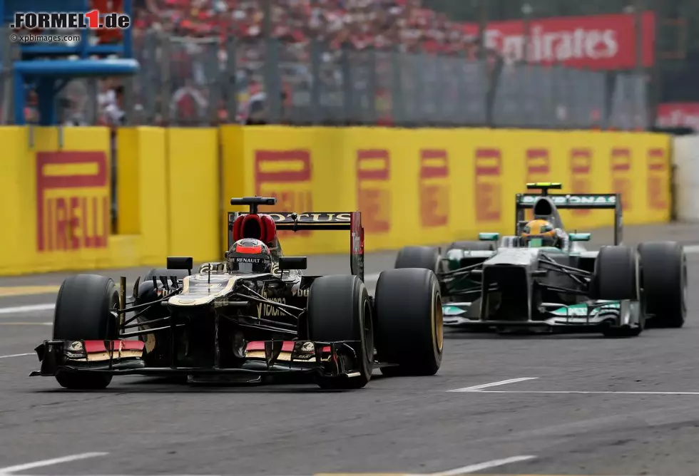 Die Pechvögel Räikkönen und Hamilton schlagen phasenweise das schnellste Tempo im Feld an und arbeiten sich gemeinsam nach vorne. Bis Hamilton am Lotus vorbeigeht... Foto zur News: Die Pechvögel Räikkönen und Hamilton schlagen phasenweise das schnellste Tempo im Feld an und arbeiten sich gemeinsam nach vorne. Bis Hamilton am Lotus vorbeigeht...