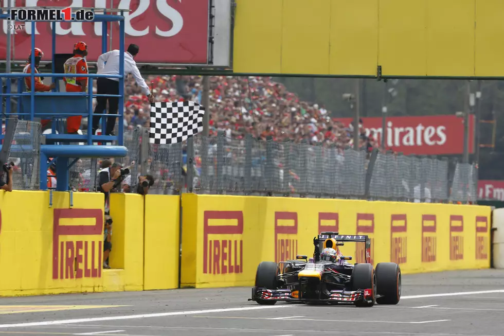 Foto zur News: Aber den Sieg holt sich Vettel, am Ende 5,5 Sekunden vor Alonso und Webber - beide &quot;Bullen&quot; trotzen also den Schaltproblemen und schaffen es ins Ziel. In der Fahrer-WM führt Vettel nun schon 53 Punkte vor Alonso.