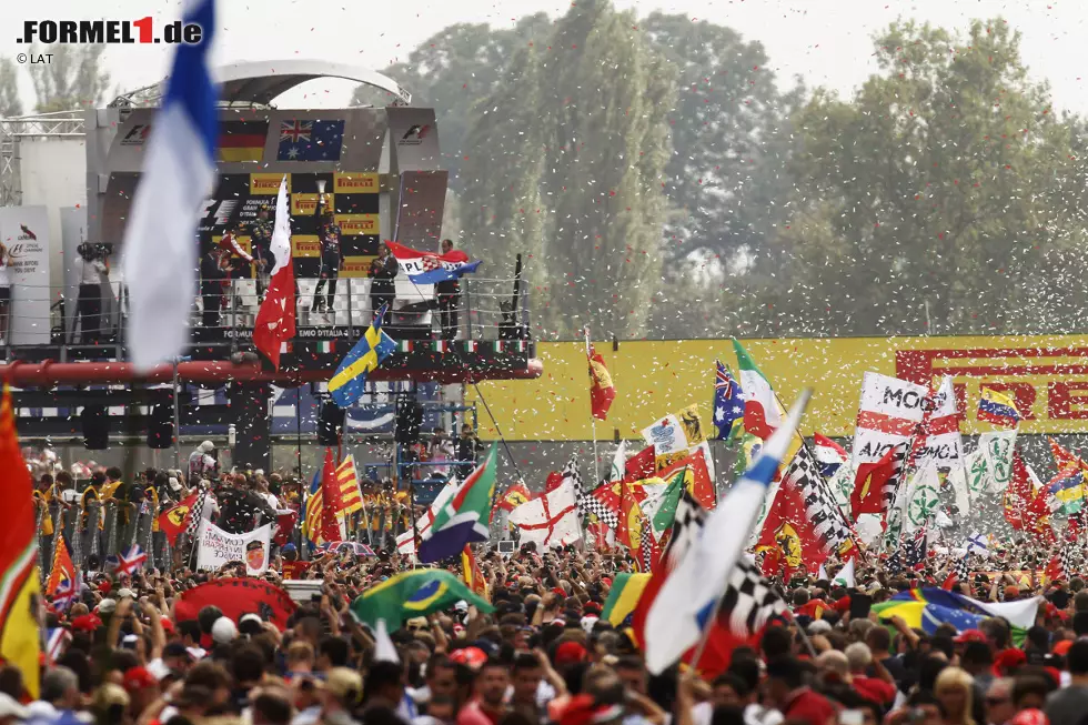 Foto zur News: Immer wieder das emotionalste Podium des Jahres: Nirgendwo sonst sind die Fans so nahe dran wie im Autodromo Nazionale di Monza. Und am lautesten sind sie, wenn ein Ferrari-Pilot bei der Siegerehrung dabei ist...