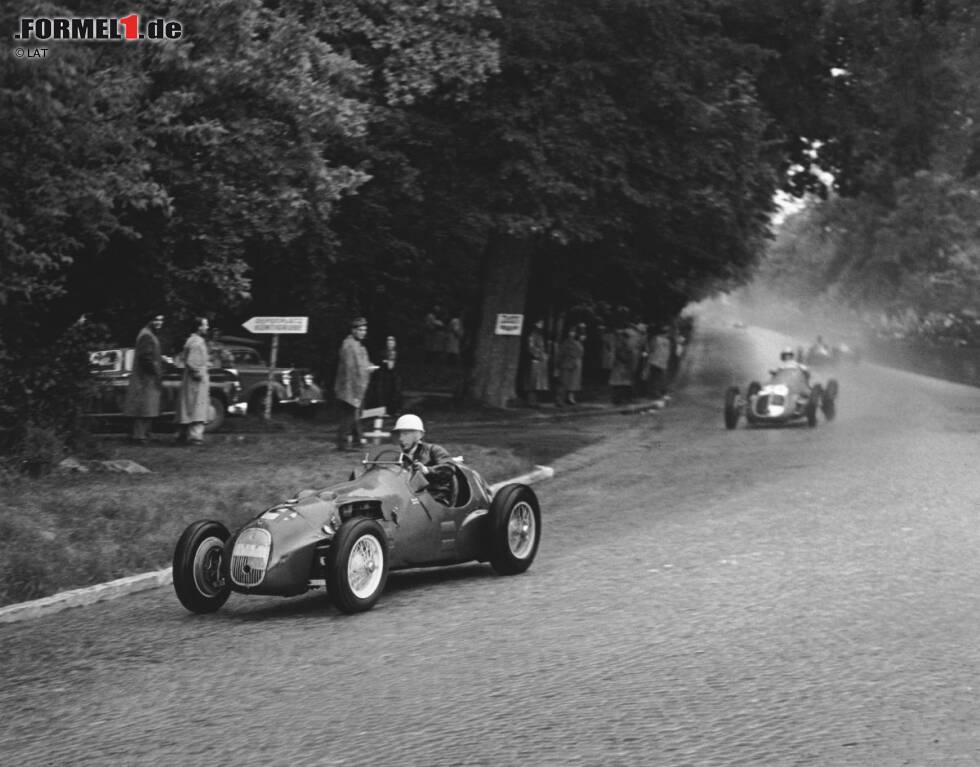 Foto zur News: Sein Formel-1-Debüt gibt Moss beim verregneten Grand Prix der Schweiz 1951 in Bremgarten. Am Steuer eines HWM-Alta sieht er als Achter auf Anhieb die Zielflagge