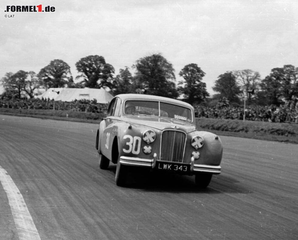 Foto zur News: Parallel bestreitet der vielseitige Brite 1952 auch Tourenwagen-Rennen wie hier in Silverstone