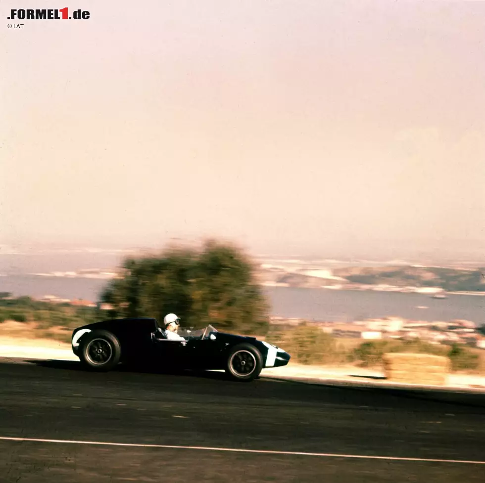 1959 startet Moss sowohl für Rob Walker als auch für BRM. In Monsanto (Foto) und in Monza holt er sich den Sieg, doch für den ganz großen Wurf reicht es einmal mehr nicht: WM-Dritter hinter Jack Brabham (Cooper) und Tony Brooks (Ferrari) Foto zur News: 1959 startet Moss sowohl für Rob Walker als auch für BRM. In Monsanto (Foto) und in Monza holt er sich den Sieg, doch für den ganz großen Wurf reicht es einmal mehr nicht: WM-Dritter hinter Jack Brabham (Cooper) und Tony Brooks (Ferrari)