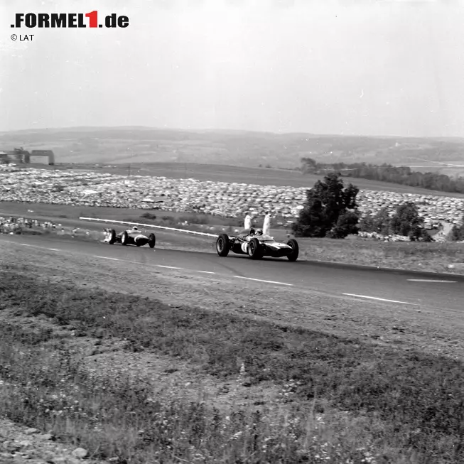 Am Saisonende 1961 ist Moss nach einem Ausfall beim Saisonfinale in Watkins Glen (Foto) erneut WM-Dritter. Diesmal sind es die Ferrari-Piloten Phil Hill und Wolfgang Graf Berghe von Trips, die mehr WM-Punkte gesammelt haben. Von Trips jedoch lässt beim Grand Prix von Monza in Italien sein Leben Foto zur News: Am Saisonende 1961 ist Moss nach einem Ausfall beim Saisonfinale in Watkins Glen (Foto) erneut WM-Dritter. Diesmal sind es die Ferrari-Piloten Phil Hill und Wolfgang Graf Berghe von Trips, die mehr WM-Punkte gesammelt haben. Von Trips jedoch lässt beim Grand Prix von Monza in Italien sein Leben