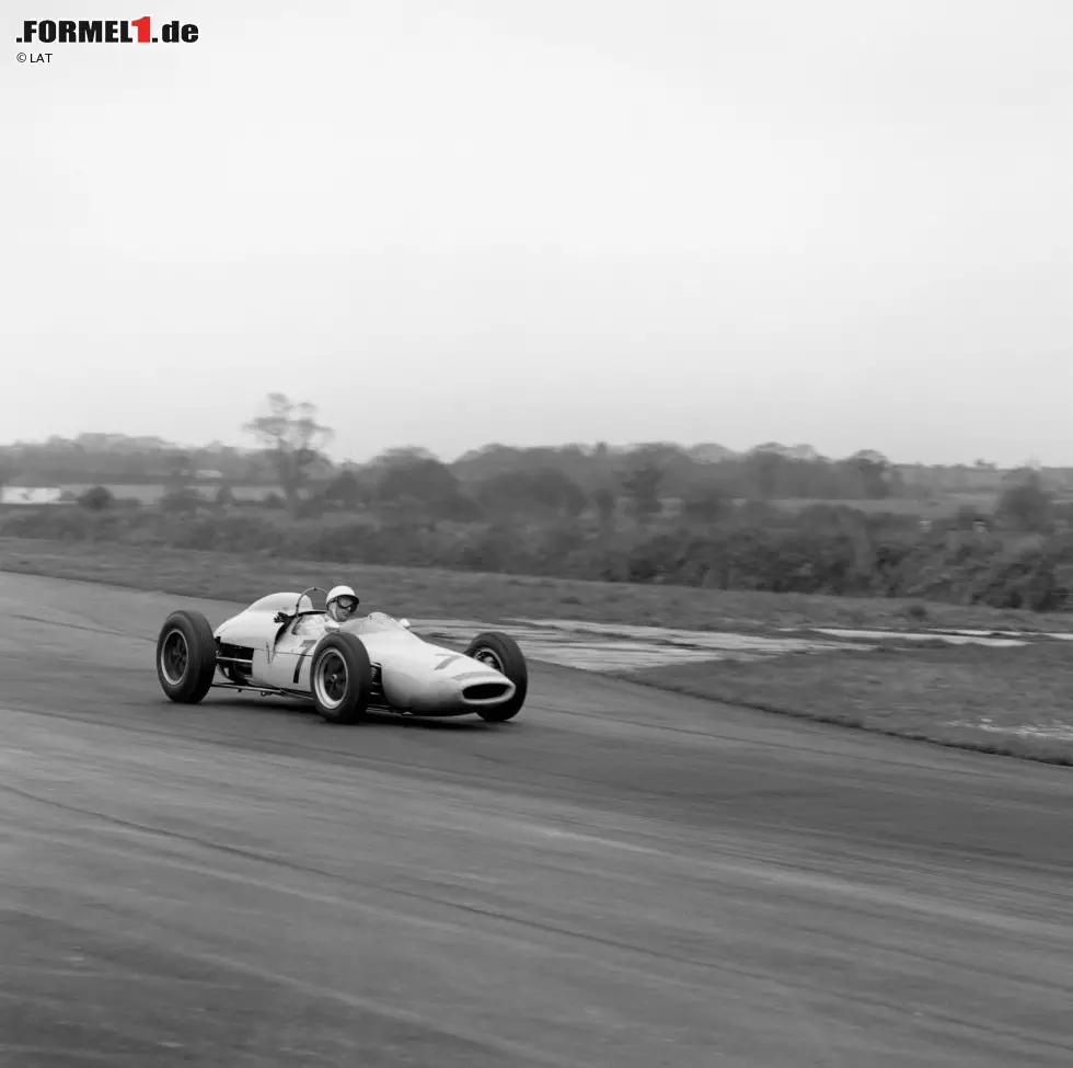 Am 23. April 1962 startet Moss bei der Glover-Trophy in Goodwood, einem nicht zur Weltmeisterschaft zählenden Formel-1-Rennen. Als er seinen Lotus-Climax kurz vor der Linkskurve St. Mary's aus der Kontrolle verliert und in eine Böschung rast, zieht er sich schwere Verleztungen zu, die seiner aktiven Karriere im Alter von 32 Jahren ein Ende setzen Foto zur News: Am 23. April 1962 startet Moss bei der Glover-Trophy in Goodwood, einem nicht zur Weltmeisterschaft zählenden Formel-1-Rennen. Als er seinen Lotus-Climax kurz vor der Linkskurve St. Mary's aus der Kontrolle verliert und in eine Böschung rast, zieht er sich schwere Verleztungen zu, die seiner aktiven Karriere im Alter von 32 Jahren ein Ende setzen
