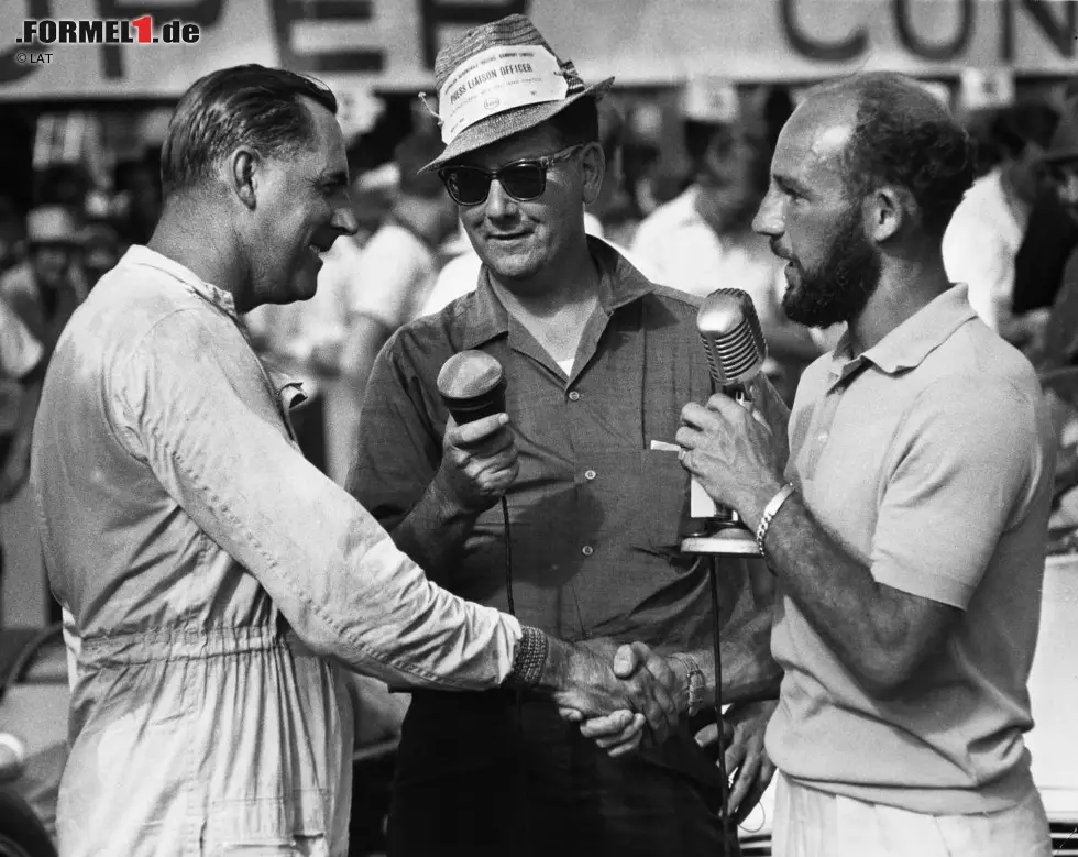 Nach einem Monat im Koma kehrt Moss ab 1963 unter anderem als Kommentator an die Rennstrecken zurück. Hier gratuliert er Jack Brabham zum Sieg bei einem nicht zur Weltmeisterschaft zählenden Rennen in Sydney Foto zur News: Nach einem Monat im Koma kehrt Moss ab 1963 unter anderem als Kommentator an die Rennstrecken zurück. Hier gratuliert er Jack Brabham zum Sieg bei einem nicht zur Weltmeisterschaft zählenden Rennen in Sydney